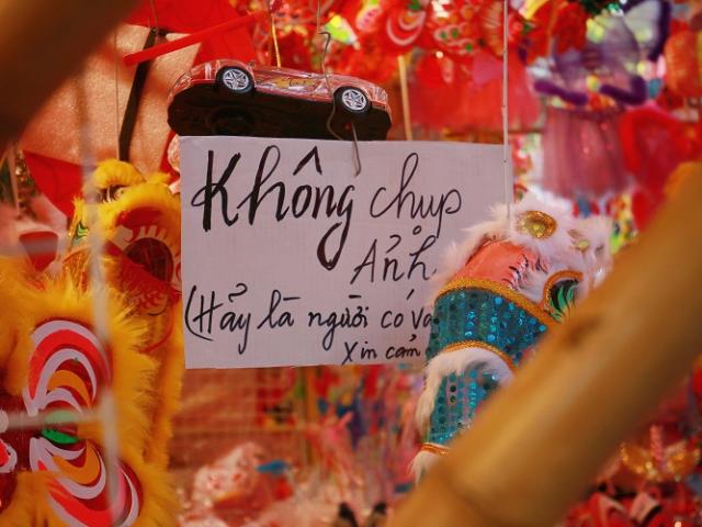 Thị trường - Tiêu dùng - Hàng Mã nườm nượp khách, vì sao tiểu thương vẫn méo mặt kêu trời