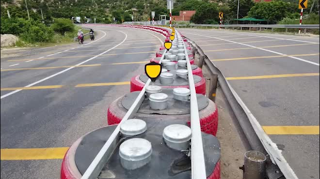 Độc đáo lốp xe làm hộ lan trên Quốc lộ 1