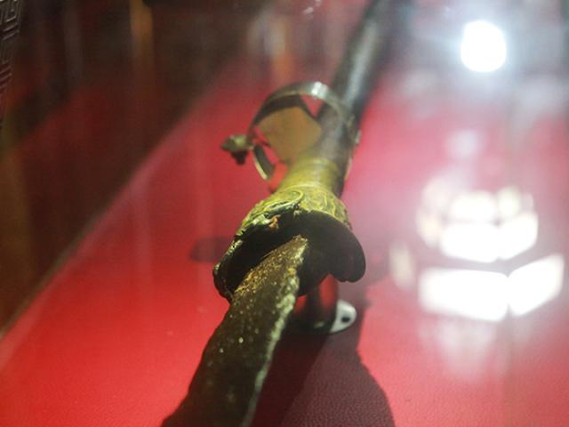 Tin tức trong ngày - Bảo đao "danh bất hư truyền" nặng 25kg của vua Mạc Thái Tổ được bảo vệ ngày đêm