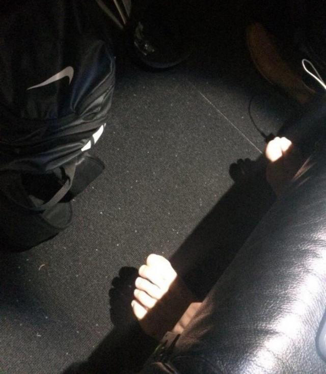 Giật mình khi có bàn chân vô hình dưới ghế của mình.
