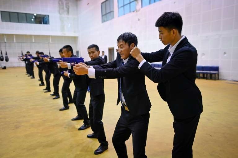 Các vệ sĩ phải thành thục kỹ năng sử dụng súng.
