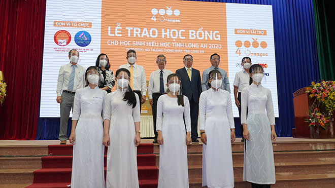 Toàn cảnh lễ trao học bổng.