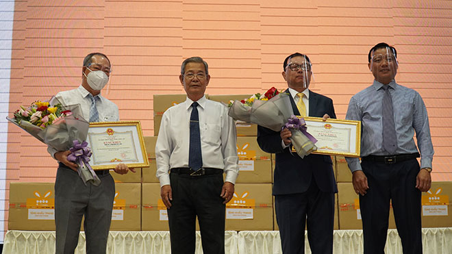 &nbsp;UBND tỉnh trao giấy khen cho đại diện Công ty ORANGES CO., LTD…