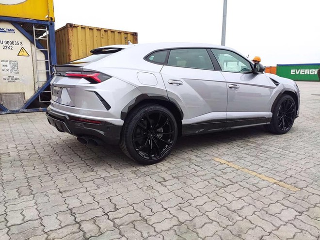 "Siêu bò" Lamborghini Urus thứ 11 cập cảng Việt Nam - 1