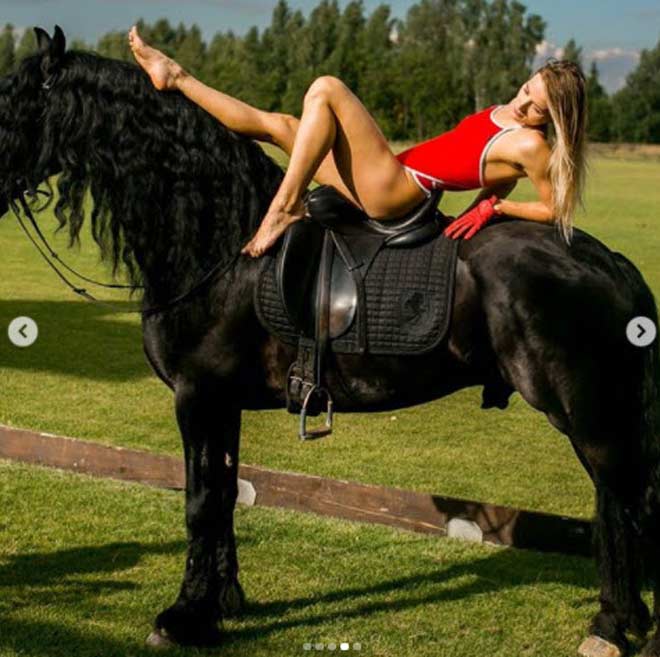 Người đẹp thể thao Nga diện bikini phi ngựa biểu diễn gây xôn xao - 6