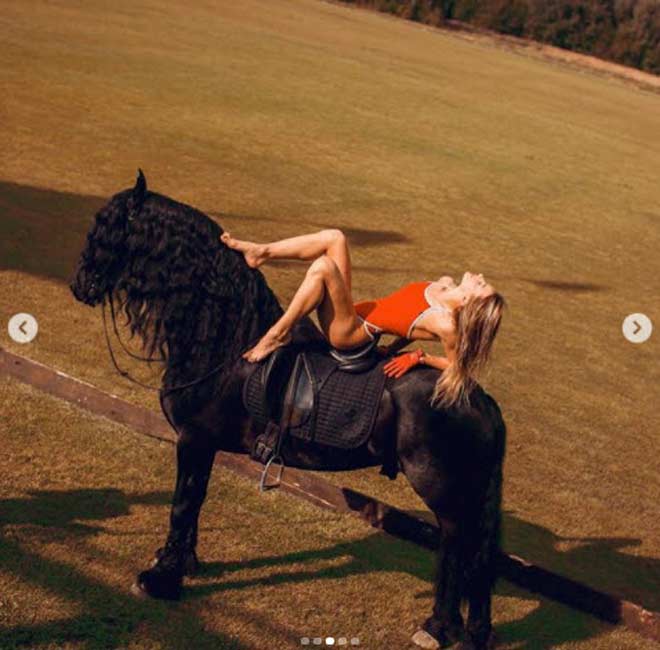 Người đẹp thể thao Nga diện bikini phi ngựa biểu diễn gây xôn xao - 4