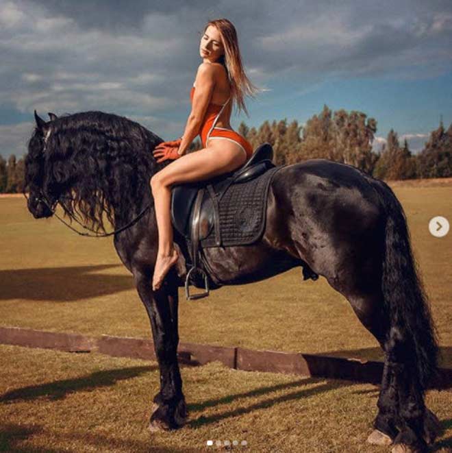 Người đẹp thể thao Nga diện bikini phi ngựa biểu diễn gây xôn xao - 2