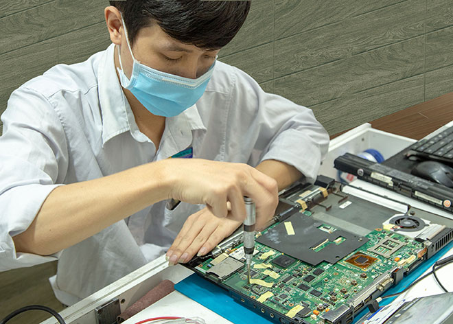 Tài thành thạo trong các công đoạn sửa Laptop 