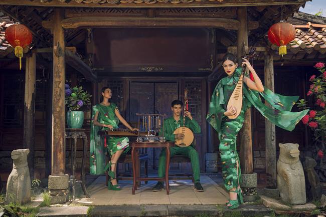 Võ Hoàng Yến cùng 2 học trò thực hiện bộ hình ấn tượng cùng nhạc cụ xưa.
