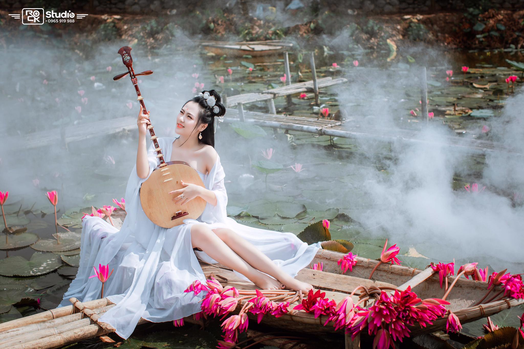 Thí sinh hoa hậu Hương Ly đến từ Phú Thọ hóa Võ Mị Nương với váy áo cổ trang gợi cảm.