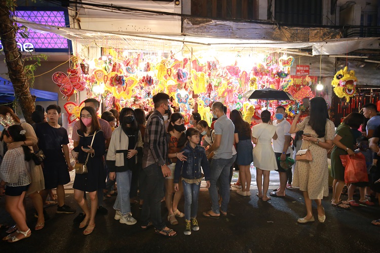 Trung thu năm nay, Hàng Mã vẫn đón lượng khách đông đúc, đặc biệt vào hai ngày cuối tuần.