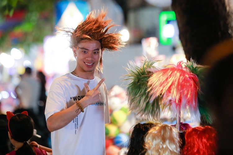 Khách đông nhưng đa số đều tới dạo chơi, chụp ảnh chứ ít mua hàng.