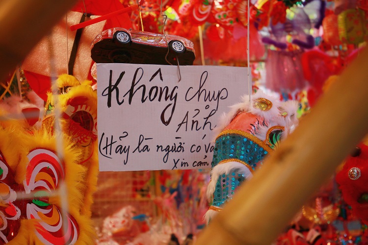 Nhiều tiểu thương treo biển “cấm chụp ảnh, hãy là người có văn minh”.