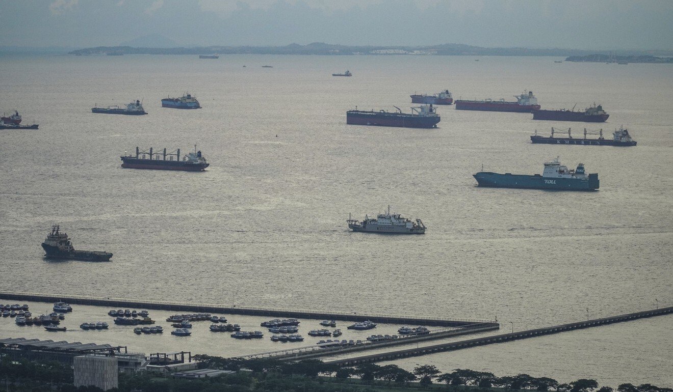 Tàu thuyền đi qua eo biển Malacca.