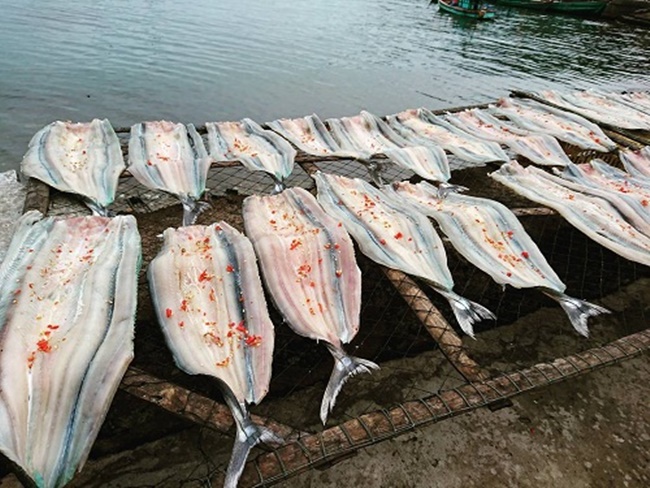 Người ta mua cá xương xanh về chế biến thành nhiều món ngon: nướng bẹ chuối, nướng giấy bạc, nấu sim và phơi khô.
