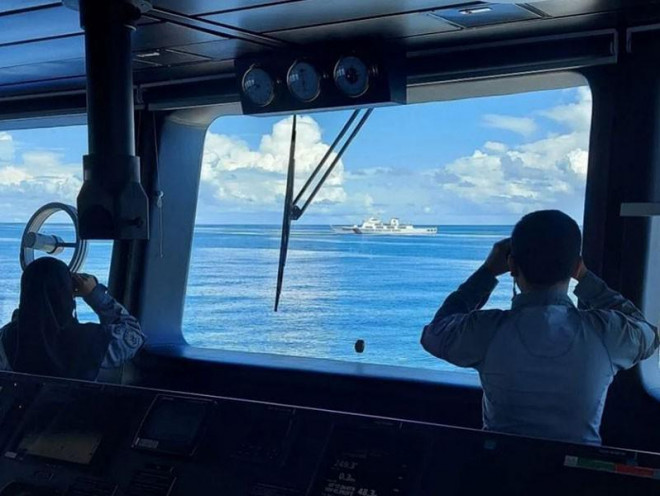 Cảnh sát biển Indonesia theo dõi tàu hải cảnh số hiệu 5204 của TQ xâm phạm vùng đặc quyền kinh tế nước này hôm 13-9. Ảnh: SCMP