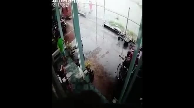 Tin tức 24h qua: Người phụ nữ bị nước mưa cuốn xuống cống, hàng trăm người xuyên đêm tìm kiếm