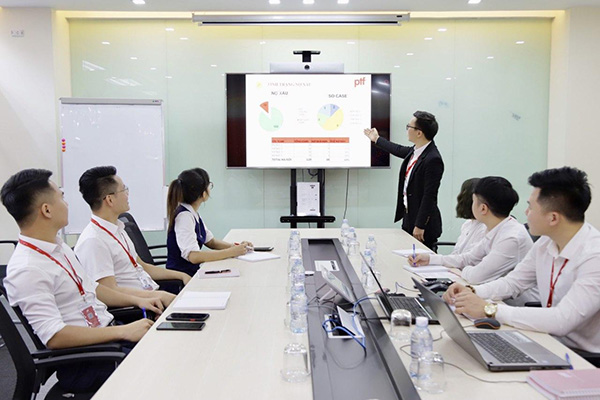 Anh Lộc trong 1 buổi họp với nhân viên cấp dưới