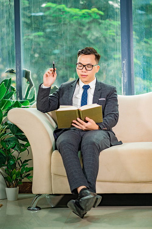 Thời gian rảnh rỗi anh Lộc tìm đọc những cuốn sách về kinh doanh, để giúp ích cho anh trong sự nghiệp mà mình đang theo đuổi