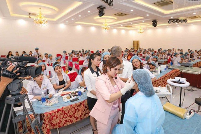 Giảng viên Thu Trang – người có nhiều năm kinh nghiệm trong nghề làm đẹp