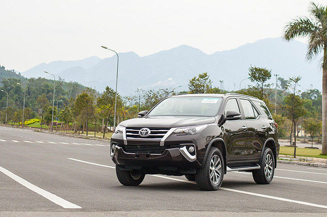Toyota Fortuner đời 2019 "xả kho" giảm giá tới 200 triệu đồng - 1