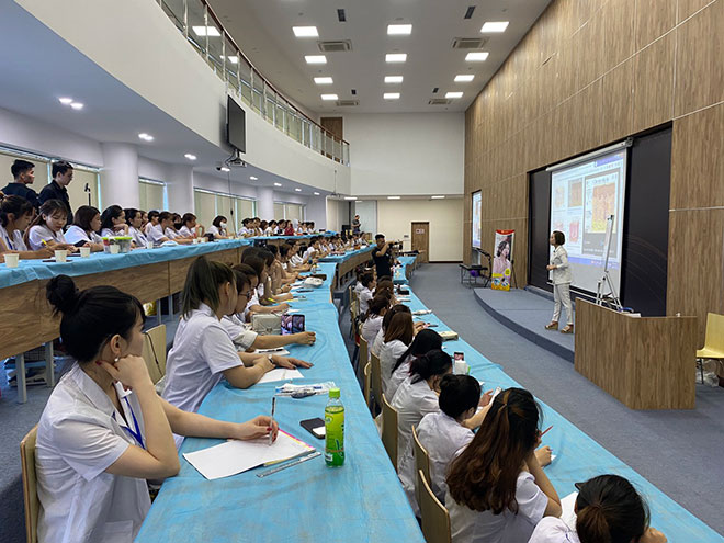 Học viên trang bị những kiến thức cơ bản về ngành làm đẹp tại EvaXinh