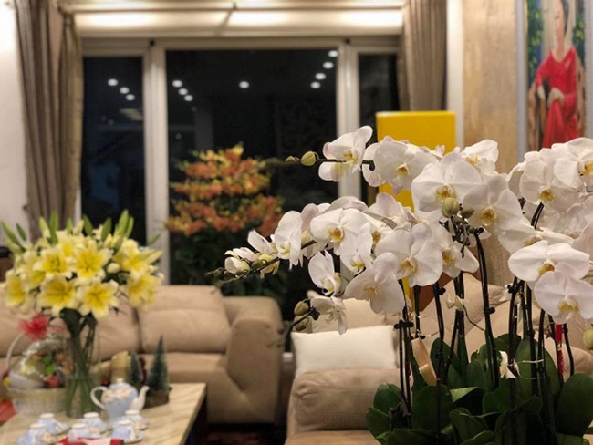Không gian phòng khách bên trong căn biệt thự. Vào dịp Tết vừa qua, MC Hoa Thanh Tùng đăng tải nhiều ảnh về hoa trang trí trong nhà lên mạng xã hội khiến nhiều người trầm trồ.

