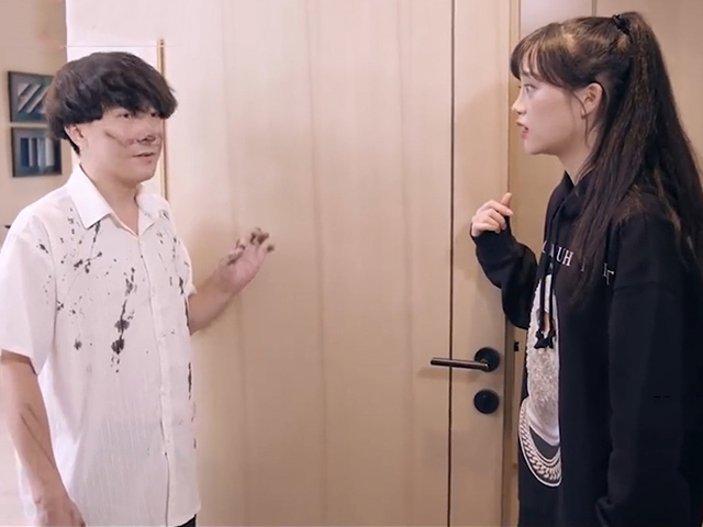 Cười 24H - Chàng trai tốt bụng giúp đỡ đồng nghiệp nữ và cái kết