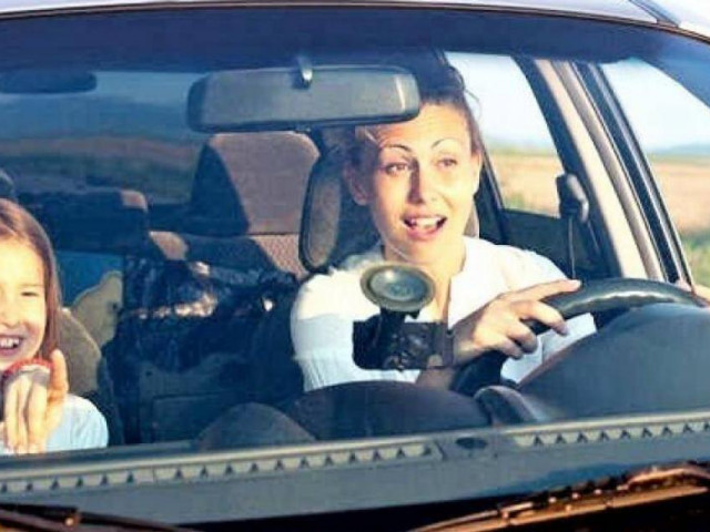 Tin tức trong ngày - Bộ Công an muốn cấm trẻ em dưới 12 tuổi ngồi ghế trước xe ô tô