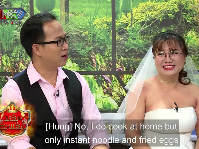 Bạn trẻ - Cuộc sống - Chồng hớn hở khoe vợ thích cosplay, mồi chài mình bằng bộ đồ "cô y tá hư hỏng"