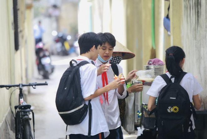 Nhiều học sinh có thói quen mua đồ ăn vặt ảnh: trọng tài