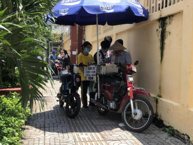 Xe bán hàng rong bên hông trường THCS Hai Bà Trưng (Q.3, TPHCM) trưa ngày 22/9 ảnh: U.P