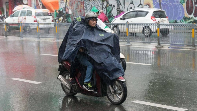 Đi xe máy trời mưa thế nào để đảm bảo an toàn? - 1