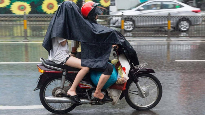 Đi xe máy trời mưa thế nào để đảm bảo an toàn? - 2
