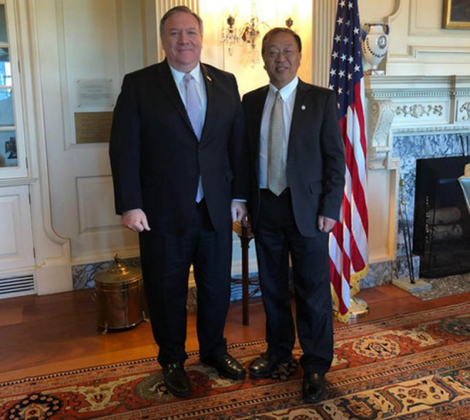Ngoại trưởng Mỹ Mike Pompeo và cố vấn gốc Hoa Dư Mậu Xuân. Ảnh: WASHINGTON TIMES