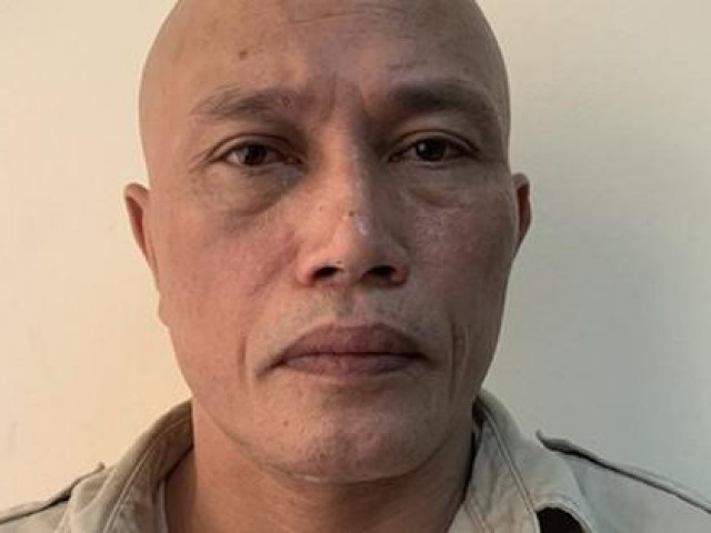 Pháp luật - Bị nhắc nhở, người đàn ông đầu trọc túm cổ áo kéo công an xuống đường sắt, đấm liên tục