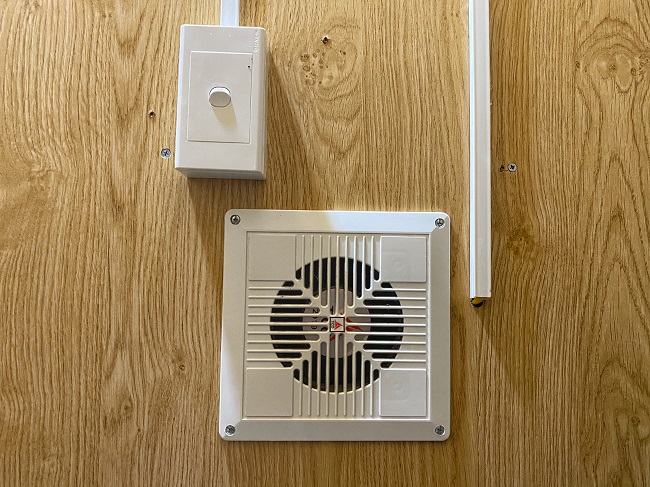 Một phòng trọ nhỏ được thiết kế thêm một quạt gió để hút gió từ điều hòa bên ngoài. Vào mùa hè người thuê phòng phải bật thêm quạt.
