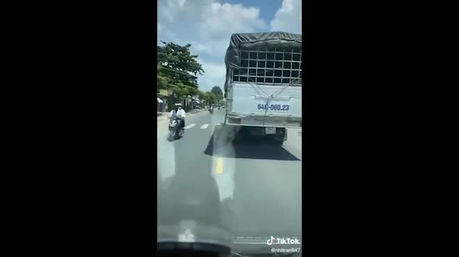 Clip: Tài xế xe cứu thương hú còi, gào thét, xe tải vẫn không nhường đường