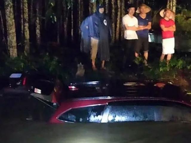 Tin tức trong ngày - Con trai đạp cửa ô tô, cứu mẹ trong dòng nước chảy xiết