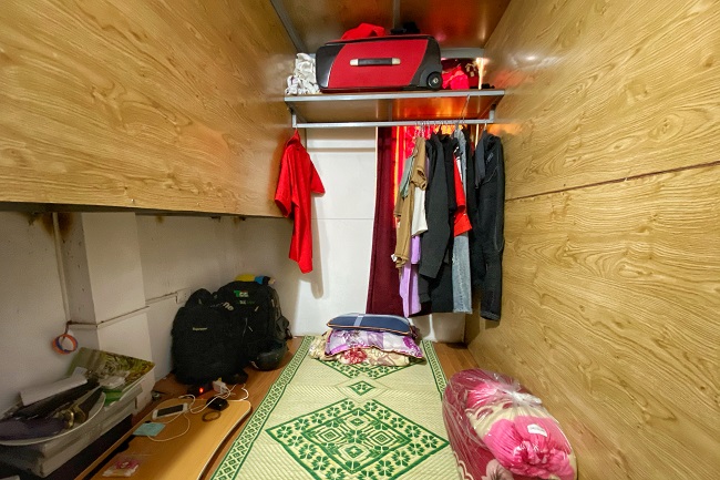 Trong không gian hạn hẹp, người thuê phòng chỉ có thể để những món đồ dùng thiết yếu, ngoài ra có một mặt phẳng vừa đủ cho 1 người ngủ.
