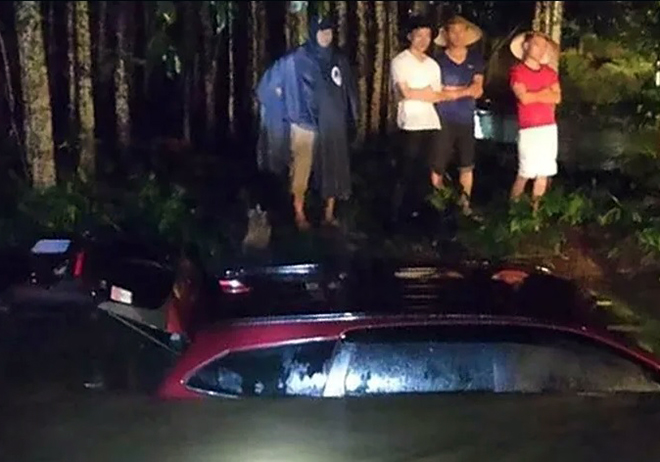 Một vụ ô tô bị nước cuốn trôi khi đi qua đập tràn ở suối Tà Rua vài tháng trước