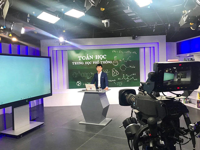 Thầy giáo Hồ Thức Thuận trong buổi giảng môn Toán trên truyền hình VTVcap để dạy học cho học sinh cả nước