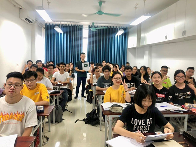 Thầy Hồ Thức Thuận chung vui cùng các em học sinh khi đạt nút Bạc Youtube