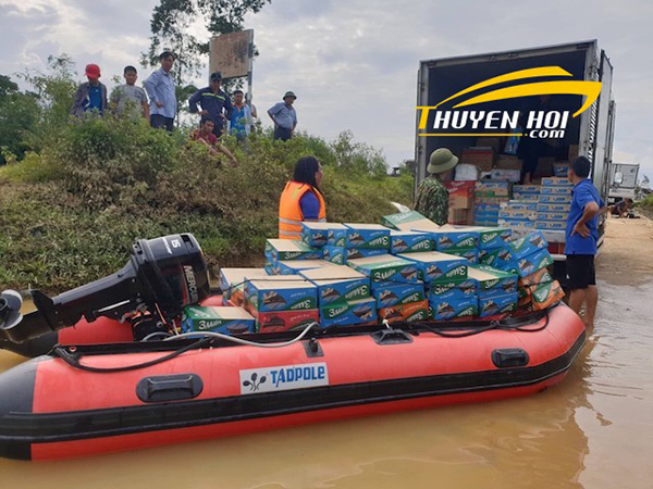 &nbsp;Thuyền bơm hơi trong công tác cứu trợ mùa lũ lụt