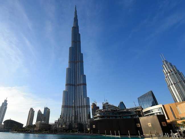 1. Burj Khalifa

Chiều cao: 827 m

Số tầng: 163

Vị trí: Dubai, Các Tiểu vương quốc Ả Rập Thống nhất

Ngày hoàn thành: 2010
