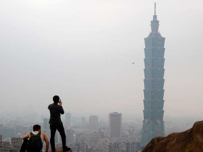 10. TAIPEI 101

Chiều cao: 508 m

Tầng: 101

Địa điểm: Đài Bắc, Đài Loan, Trung Quốc

Ngày hoàn thành: 2004
