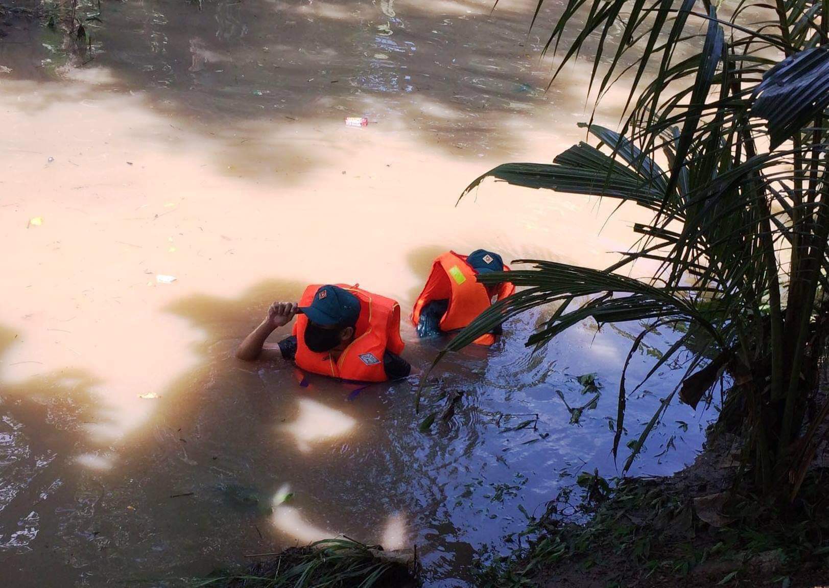 Lực lượng chức năng tìm kiếm nạn nhân bị nước xoáy cuốn vào cống.