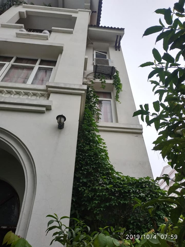 Được biết, hiện tại MC Minh Vũ đang sống trong một căn nhà 4 tầng ở Hà Nội. Dù không chụp toàn cảnh căn nhà song qua đó cũng có thể thấy sự bề thế của ngôi nhà.
