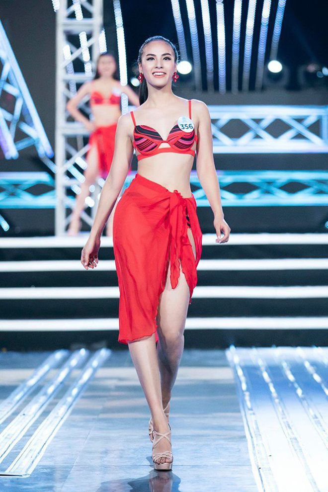 Loạt ảnh bikini khác xa trên sóng của nữ MC "mê thi hoa hậu nhất VTV" - 7
