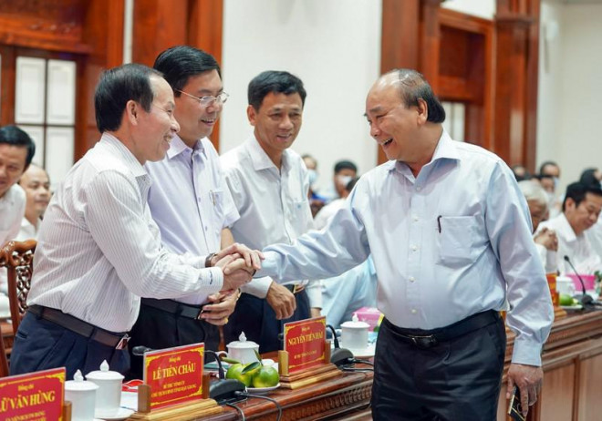 Ông Lê Tiến Châu, Bí thư Tỉnh ủy, Chủ tịch UBND tỉnh Hậu Giang (bìa trái) tại cuộc làm việc giữa Thủ tướng Chính phủ Nguyễn Xuân Phúc với các địa phương ĐBSCL về chủ động ứng phó với nguy cơ hạn, mặn mùa khô năm 2020-2021.